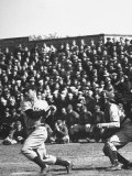 Yankees Joe Dimaggio at Bat. Yankees Vs. Brooklyn Dodgers Lámina fotográfica de primera calidad por Carl Mydans
