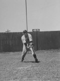 Yankee's Joe Dimaggio Fielding a Ground Ball Lámina fotográfica de primera calidad por Carl Mydans