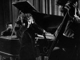 Singer Edith Piaf Holding Her Hands to Her Head While Performing with Pianist and Bass Player Lámina fotográfica de primera calidad por Gjon Mili Singer Edith Piaf Holding Her Hands to Her Head While Performing with Pianist and Bass Player Lámina fotográfica de primera calidad por Gjon Mili