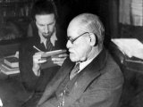 Dr. Sigmund Freud, Father of Psychoanalysis, Sitting with Man Who Is Taking Notes Lámina fotográfica de primera calidad
