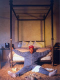Entertainment Mogul Russell Simmons Relaxing on Bedroom Floor at Foot of Four-Poster Bed Lámina fotográfica de primera calidad por Ted Thai