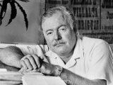 Author Ernest Hemingway in Fishing Village Lámina fotográfica de primera calidad por Alfred Eisenstaedt