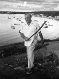 Author Ernest Hemingway Walking in Cojimar Harbor Lámina fotográfica de primera calidad por Alfred Eisenstaedt