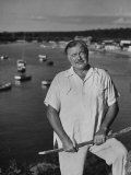 Author Ernest Hemingway Posing in Cojimar Harbor Lámina fotográfica de primera calidad por Alfred Eisenstaedt