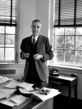 Atomic Scientist J. Robert Oppenheimer Standing in His Office after the Gray Report Was Published Lámina fotográfica de primera calidad por Alfred Eisenstaedt Atomic Scientist J. Robert Oppenheimer Standing in His Office after the Gray Report Was Published Lámina fotográfica de primera calidad por Alfred Eisenstaedt