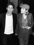 Musician Paul Simon with Longtime Girlfriend, Actress Carrie Fisher, at the Savoy Lámina fotográfica de primera calidad por David Mcgough