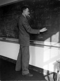 American Physicist J. Robert Oppenheimer Writing on Blackboard at the Institute for Advanced Study Lámina fotográfica de primera calidad por Alfred Eisenstaedt American Physicist J. Robert Oppenheimer Writing on Blackboard at the Institute for Advanced Study Lámina fotográfica de primera calidad por Alfred Eisenstaedt