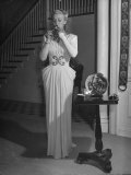 Actress Carloe Landis, Lighting Her Cigarette Lámina fotográfica de primera calidad por Peter Stackpole Actress Carloe Landis, Lighting Her Cigarette Lámina fotográfica de primera calidad por Peter Stackpole
