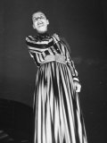 Actress Beatrice Lillie Entertaining During Party Given for British Troops Lámina fotográfica de primera calidad por Carl Mydans Actress Beatrice Lillie Entertaining During Party Given for British Troops Lámina fotográfica de primera calidad por Carl Mydans