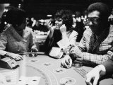Singer Nancy Wilson, Actress Leslie Uggams, and Comedian Bill Cosby Playing Blackjack at the Sands Lámina fotográfica de primera calidad