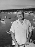 Author Ernest Hemingway Posing in Cojimar Harbor Lámina fotográfica de primera calidad por Alfred Eisenstaedt