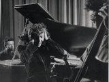 Singer Edith Piaf Holding Her Hands to Her Head While Performing with Pianist and Bass Player Lámina fotográfica de primera calidad por Gjon Mili Singer Edith Piaf Holding Her Hands to Her Head While Performing with Pianist and Bass Player Lámina fotográfica de primera calidad por Gjon Mili
