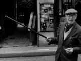 American Author Henry Miller Walking Along the Street Premium fotografisk trykk av Carlo Bavagnoli
