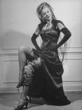 Actress Carole Landis Wearing Many Garters on Leg at Garter Party for Hollywood Correspondents Lámina fotográfica de primera calidad por Martha Holmes Actress Carole Landis Wearing Many Garters on Leg at Garter Party for Hollywood Correspondents Lámina fotográfica de primera calidad por Martha Holmes