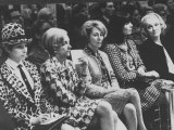 Singer Barbra Streisand Sitting with Marlene Dietrich at Fashion Show Lámina fotográfica de primera calidad Singer Barbra Streisand Sitting with Marlene Dietrich at Fashion Show Lámina fotográfica de primera calidad