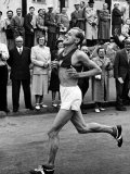 Emil Zatopek Running in Marathon at 1952 Olympics Lámina fotográfica de primera calidad Emil Zatopek Running in Marathon at 1952 Olympics Lámina fotográfica de primera calidad