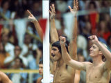US Olympic Swimmer Mark Spitz Raising Arms after Victory, Russian Swimmer Vladimir Bure Lámina fotográfica de primera calidad US Olympic Swimmer Mark Spitz Raising Arms after Victory, Russian Swimmer Vladimir Bure Lámina fotográfica de primera calidad