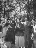 Biologist Author Rachel Carson Birdwatching with Fellow Audobon Society Members in Park Lámina fotográfica de primera calidad por Alfred Eisenstaedt Biologist Author Rachel Carson Birdwatching with Fellow Audobon Society Members in Park Lámina fotográfica de primera calidad por Alfred Eisenstaedt