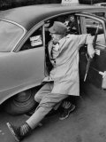 French Actor Jacques Tati Comically Getting Out of a Cab Lámina fotográfica de primera calidad por Yale Joel French Actor Jacques Tati Comically Getting Out of a Cab Lámina fotográfica de primera calidad por Yale Joel