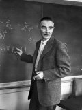 J. Robert Oppenheimer Working Out Physics Equations on the Blackboard in His Office Lámina fotográfica de primera calidad por Alfred Eisenstaedt J. Robert Oppenheimer Working Out Physics Equations on the Blackboard in His Office Lámina fotográfica de primera calidad por Alfred Eisenstaedt