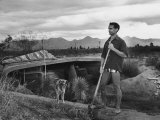 Architect Paolo Soleri Standing Outside His Underground, Concrete House Lámina fotográfica de primera calidad