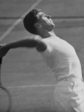 Tennis Player Frank Sedgman Delivering a Heavy Serve Lámina fotográfica de primera calidad por Lisa Larsen