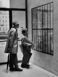 French Actor Jacques Tati Looking at the Names of a Building Lámina fotográfica de primera calidad por Yale Joel French Actor Jacques Tati Looking at the Names of a Building Lámina fotográfica de primera calidad por Yale Joel