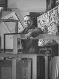 Artist Stuart Davis Standing in His Studio Lámina fotográfica de primera calidad por Ralph Morse Artist Stuart Davis Standing in His Studio Lámina fotográfica de primera calidad por Ralph Morse