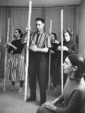 Alan Watts and His Daughter Ann Watts Experimenting with Bamboo Poles Lámina fotográfica de primera calidad Alan Watts and His Daughter Ann Watts Experimenting with Bamboo Poles Lámina fotográfica de primera calidad
