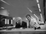 Architect Ludwig Mies Van Der Rohe Sitting at Desk W. Student at Institution of Technology School Lámina fotográfica de primera calidad Architect Ludwig Mies Van Der Rohe Sitting at Desk W. Student at Institution of Technology School Lámina fotográfica de primera calidad