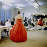 Fashion Designer Christian Dior Commenting on Red Gown for His New Collection Prior to Showing Lámina fotográfica de primera calidad por Loomis Dean Fashion Designer Christian Dior Commenting on Red Gown for His New Collection Prior to Showing Lámina fotográfica de primera calidad por Loomis Dean