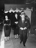 Gangster Mickey Cohen Walking with His Girlfriends Barbara Darnell and Liz Renay Lámina fotográfica de primera calidad por Allan Grant