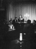 Singer Julie London Performing in a Nightclub プレミアム写真プリント
