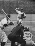 Dodger Don Newcombe Lunging Forward During the End of His Wind-Up Pitch to the Batter Lámina fotográfica de primera calidad Dodger Don Newcombe Lunging Forward During the End of His Wind-Up Pitch to the Batter Lámina fotográfica de primera calidad