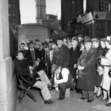 Activist Folk Musician Woody Guthrie Playing for a Crowd of New Yorkers Lámina fotográfica de primera calidad