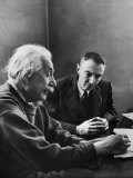 J. Robert Oppenheimer, Dir. of Institute of Advanced Study, Discussing with Dr. Albert Einstein Lámina fotográfica de primera calidad por Alfred Eisenstaedt J. Robert Oppenheimer, Dir. of Institute of Advanced Study, Discussing with Dr. Albert Einstein Lámina fotográfica de primera calidad por Alfred Eisenstaedt