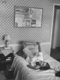 16 Yr. Old Surfer Kathy Kohner Chatting on Phone, Lying on Bed, with Surf Board Riding Friends Lámina fotográfica de primera calidad por Allan Grant 16 Yr. Old Surfer Kathy Kohner Chatting on Phone, Lying on Bed, with Surf Board Riding Friends Lámina fotográfica de primera calidad por Allan Grant