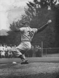 Dodger Don Newcombe Ready to Throw Ball During Game with Braves Lámina fotográfica de primera calidad Dodger Don Newcombe Ready to Throw Ball During Game with Braves Lámina fotográfica de primera calidad
