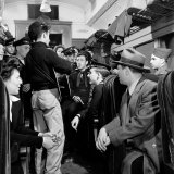 Folk Singer Woody Guthrie Performing for Small Group Aboard a Train Lámina fotográfica de primera calidad