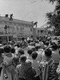 Actor Guy Williams as Zorro Leaping from a Roof During a Show at Disneyland Lámina fotográfica de primera calidad por Allan Grant Actor Guy Williams as Zorro Leaping from a Roof During a Show at Disneyland Lámina fotográfica de primera calidad por Allan Grant