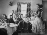 Radio Singer and Comedian, Minnie Pearl Performing for Hospital Patients While on Tour Fototryk i høj kvalitet af Yale Joel Radio Singer and Comedian, Minnie Pearl Performing for Hospital Patients While on Tour Fototryk i høj kvalitet af Yale Joel
