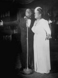 Louis Armstrong and Vocalist Performing in Floor Show at Cafe Zanzibar Lámina fotográfica de primera calidad por Alfred Eisenstaedt Louis Armstrong and Vocalist Performing in Floor Show at Cafe Zanzibar Lámina fotográfica de primera calidad por Alfred Eisenstaedt