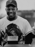 Baseball Player Willie Mays Posing for a Picture Lámina fotográfica de primera calidad