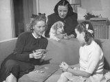 Actress Margaret O'Brien Playing Cards with Her Aunt and Mother Lámina fotográfica de primera calidad por Bob Landry Actress Margaret O'Brien Playing Cards with Her Aunt and Mother Lámina fotográfica de primera calidad por Bob Landry
