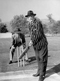 Actors C. Aubrey Smith and Henry Stephenson Playing Cricket Fototryk i høj kvalitet af Loomis Dean
