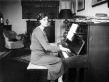 Mrs. Elizabeth M. Dashwood, Aka Author E.M. Delafield, Playing the Piano at Home Lámina fotográfica de primera calidad