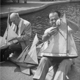 Artist Lyonel Feninger and Lux Feninger, Repairing Model Boats before Racing Them Lámina fotográfica de primera calidad por Andreas Feininger Artist Lyonel Feninger and Lux Feninger, Repairing Model Boats before Racing Them Lámina fotográfica de primera calidad por Andreas Feininger