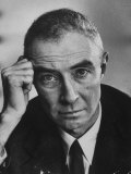 Physicist Dr. J. Robert Oppenheimer at Office Desk Lámina fotográfica de primera calidad por Alfred Eisenstaedt Physicist Dr. J. Robert Oppenheimer at Office Desk Lámina fotográfica de primera calidad por Alfred Eisenstaedt