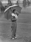 Australian Golfer Peter Thompson, Standing under Oversized Umbrella During the Los Angeles Open Lámina fotográfica de primera calidad por Allan Grant Australian Golfer Peter Thompson, Standing under Oversized Umbrella During the Los Angeles Open Lámina fotográfica de primera calidad por Allan Grant