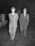 Physicist J. Robert Oppenheimer Walking with His Lawyer Lloyd K. Garrison Lámina fotográfica de primera calidad por Ralph Morse Physicist J. Robert Oppenheimer Walking with His Lawyer Lloyd K. Garrison Lámina fotográfica de primera calidad por Ralph Morse